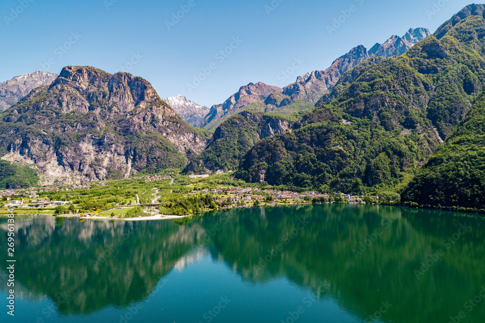 Obraz premium Lago di Novate Mezzola - Valchiavenna (IT) - Località Campo e Val Codera - vista aerea
