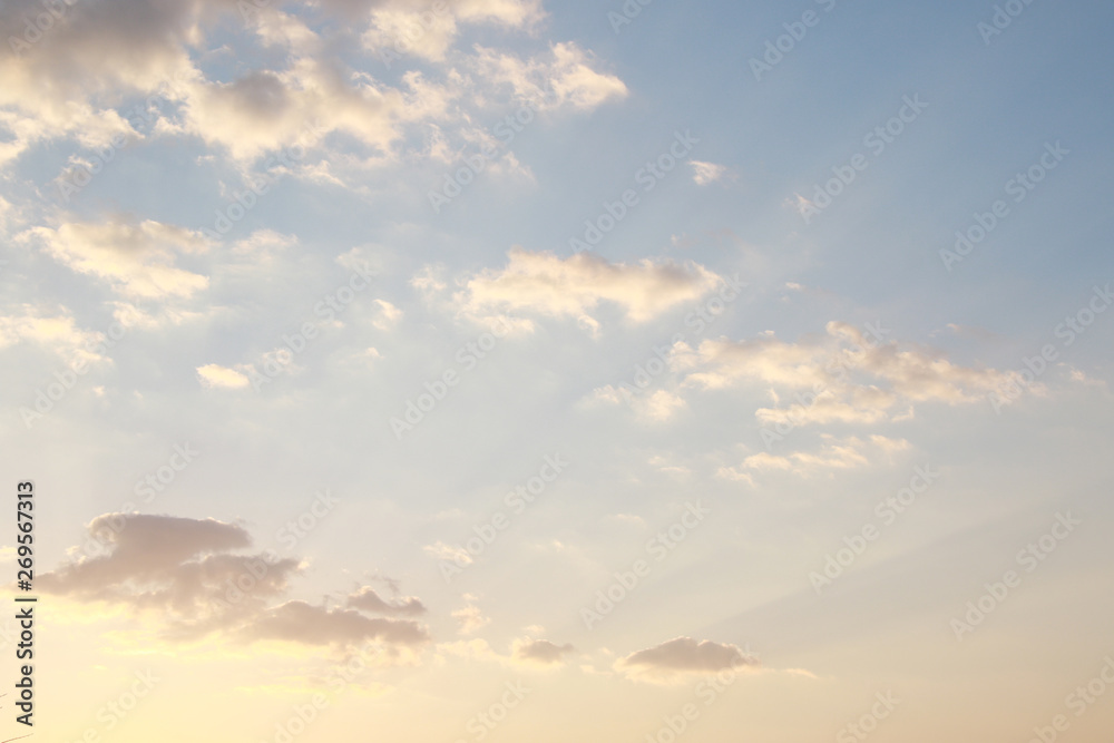 Obraz premium sun rays and cumulus clouds