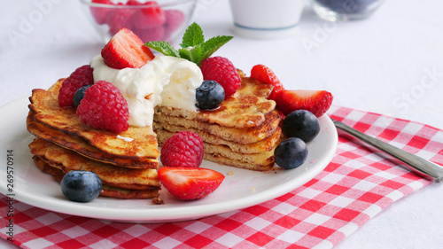 Fotografia Keto pancakes made of coconut flour or almond flour