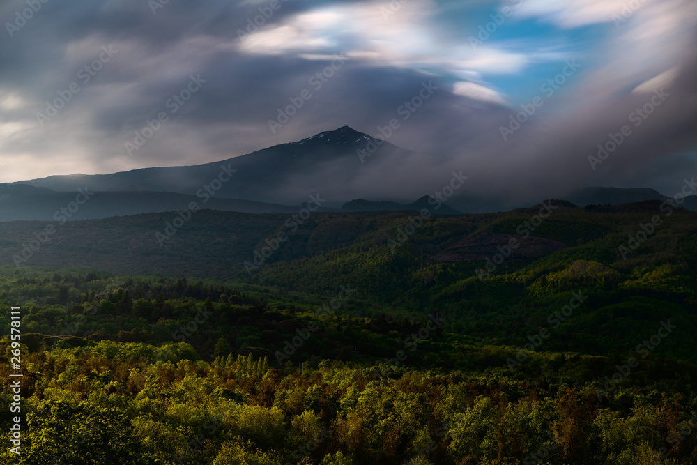Fototapeta premium dramatic etna