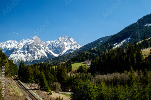 Tiroler Alpen mit Bahnlinie