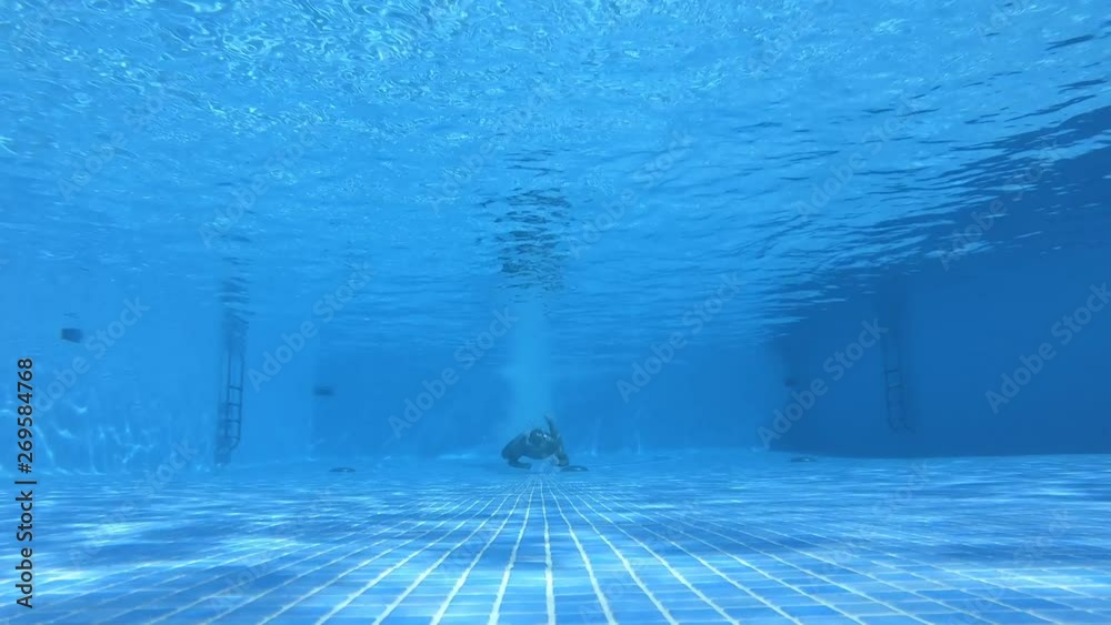 hombre buceando en la piscina de un hotel  concepto de vacaciones y relax