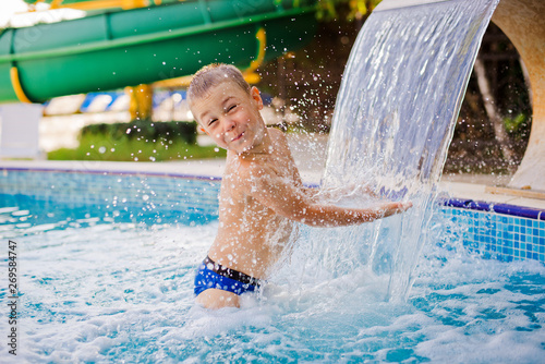 Obraz na plátně child is playing in the children's pool