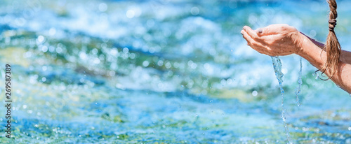 Frisches Trinkwasser aus dem Quellbach