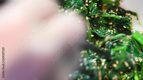 ほうれん草のナムルを作る