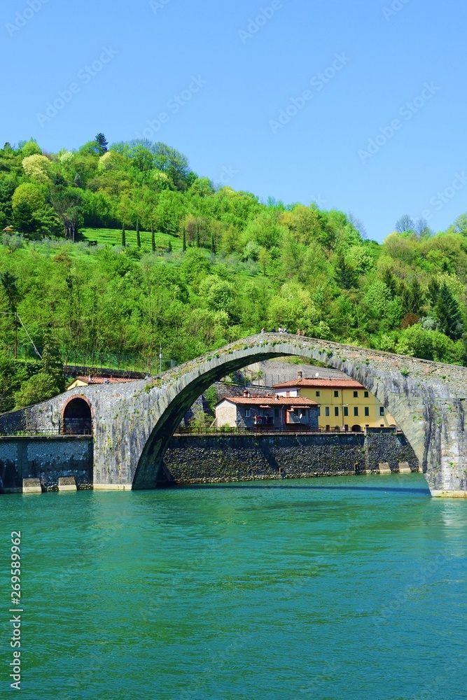 veduta del medievale Ponte della Maddalena chiamato Ponte del Diavolo a causa di molte leggende situato a Borgo a Mozzano in provincia di Lucca in Toscana, Italia