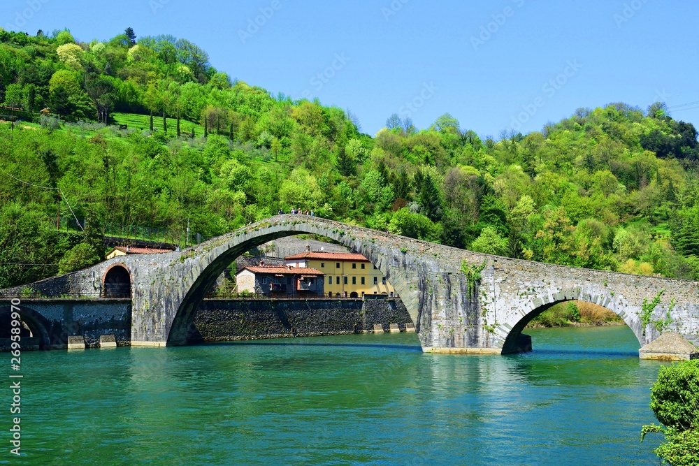 veduta del medievale Ponte della Maddalena chiamato Ponte del Diavolo a causa di molte leggende situato a Borgo a Mozzano in provincia di Lucca in Toscana, Italia