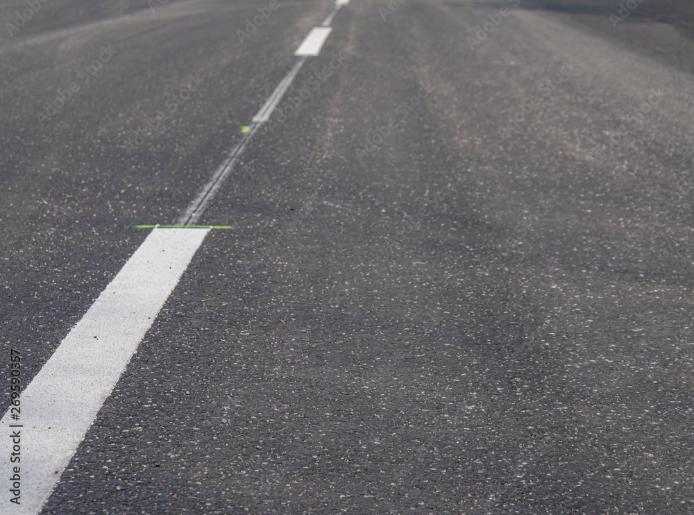 schwarze Asphalt Straße und weiße Trennlinien schwarze Asphalt Straße und weiße Trennlinien