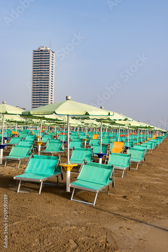 Beach umbrellas in Italy © FPWing