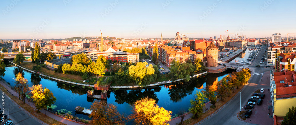 Obraz premium Sunny day view of Brama Stagiewna and other historical buildings in Gdansk, Poland