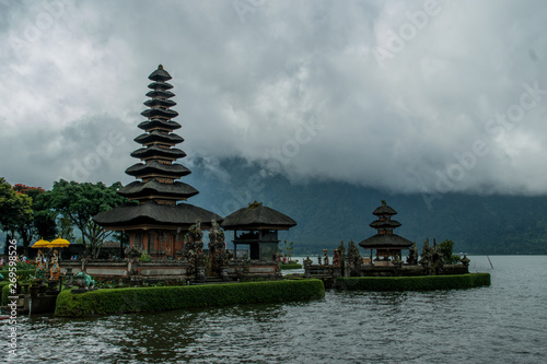 Tempelanlage auf einem See in Indonesien 