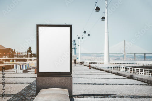 Foto A street advert banner mockup on the quayside; an empty ad poster template in ur