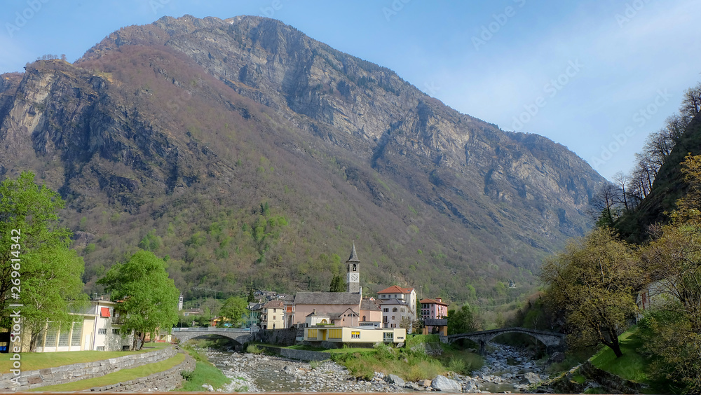 Obraz premium Kirche zwischen Flussdelta im Schweizer Bergdorf
