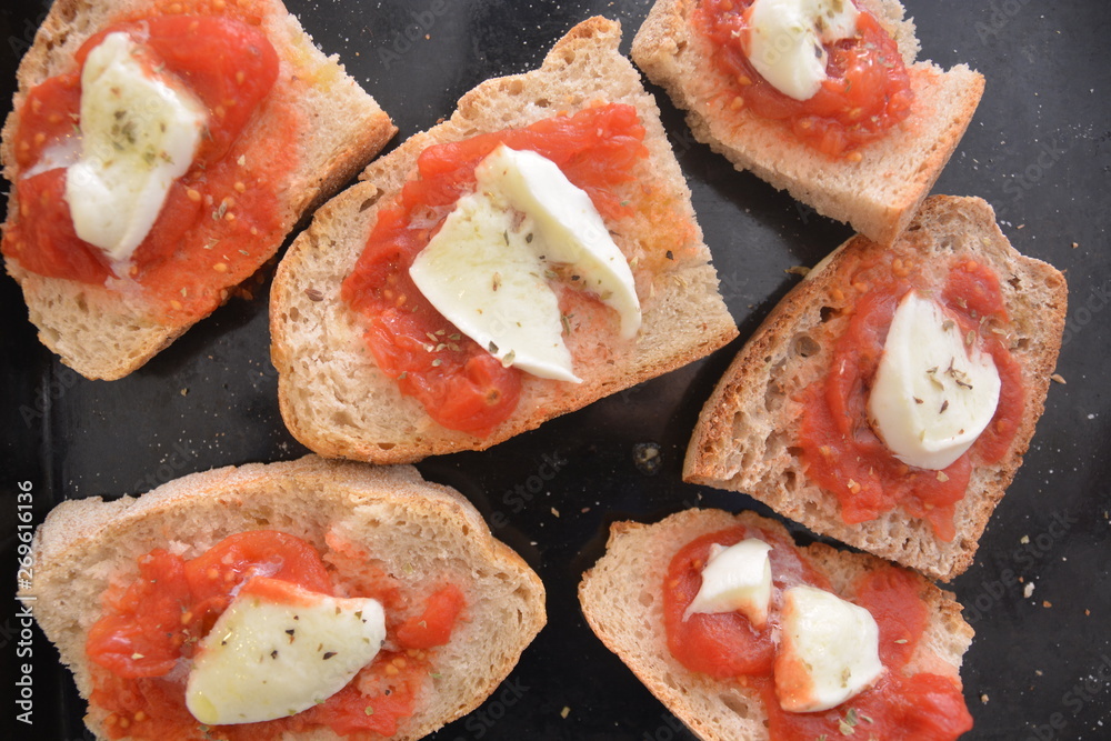 Φωτογραφία bruschetta al forno con pomodoro mozzarella origano sale olio cibo italiano genu