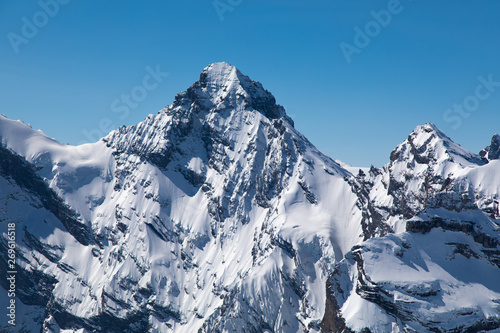 Gigantischer Berg vor blauem Himmel © Media Castle