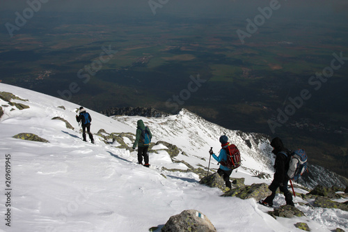 Obraz na płótnie Group of tourists high in the Tatra Mountains, Slovakia w salonie