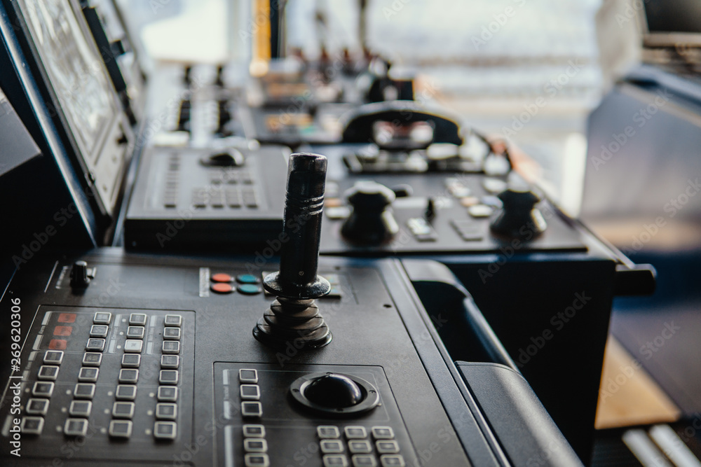 Bridge ship equipment of offshore dp vessel thruster pitch propellers  telegraph handles vhf radio, navigation devices foto de Stock | Adobe Stock