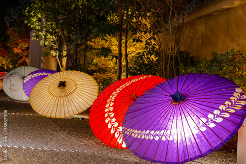 Foto Japanese umbrella in Kyoto, Japan. Image of Japanese culture.