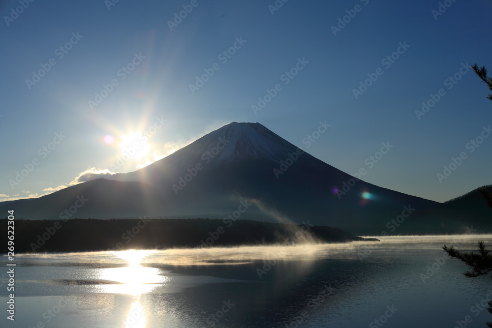 Lake Motosuko of the morning
