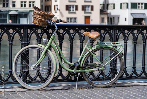 Historisches Fahrrad steht an einem Geländer