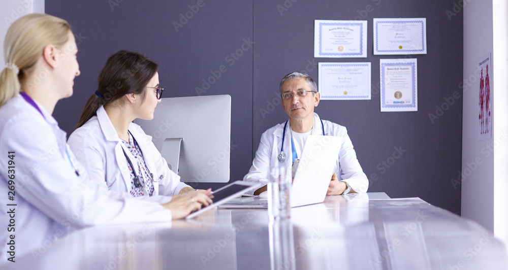 Obraz premium Doctors having a medical discussion in a meeting room