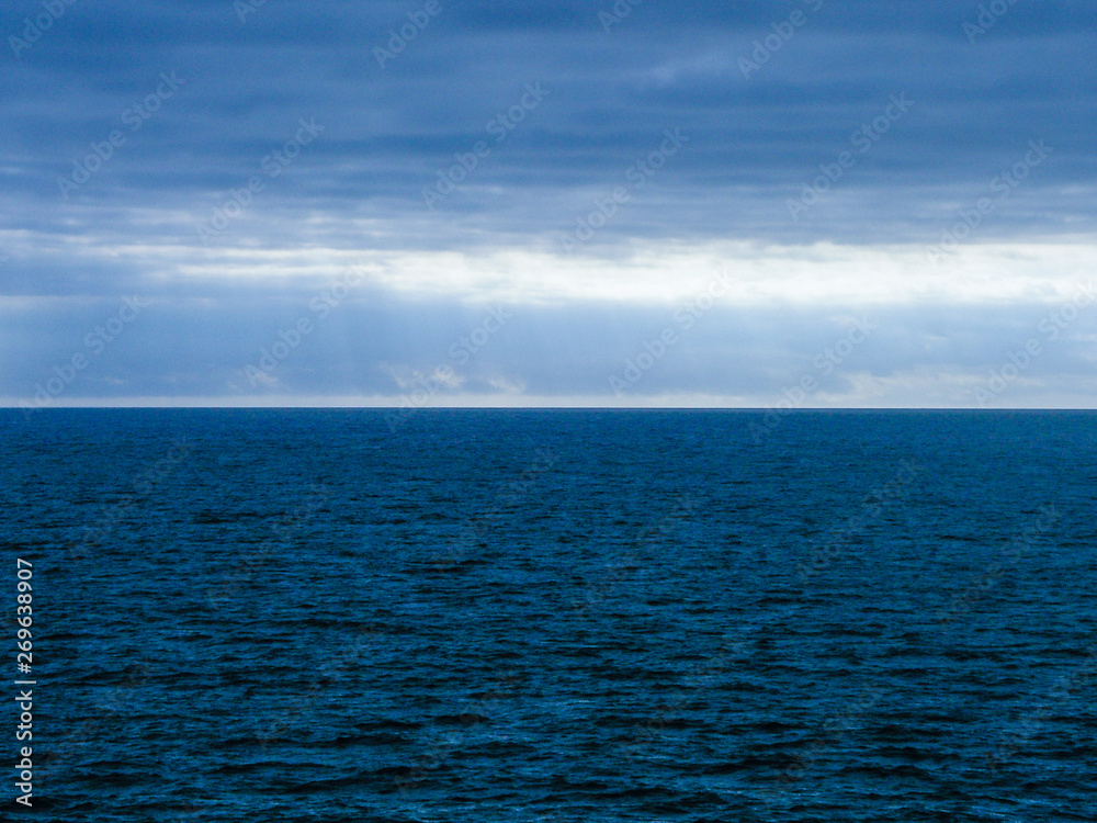 Fototapeta premium 日本海の雲間から光の筋が見える