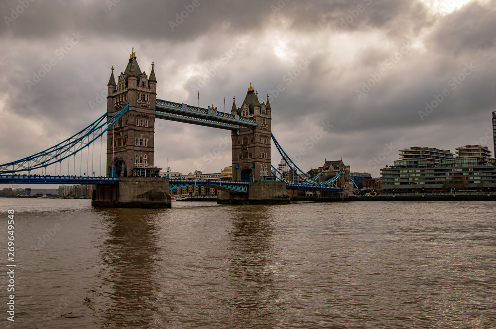 Obraz premium Panoramę Londynu na Tamizie i Tower Bridge