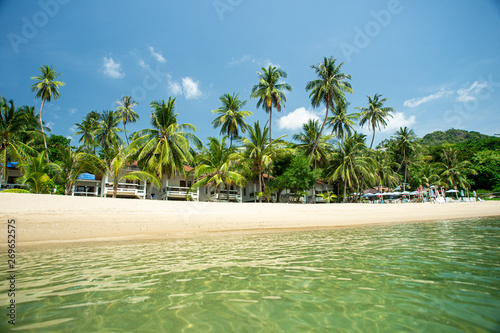 Traumhafter Strand auf tropischer Insel mit Palmen  © m.mphoto