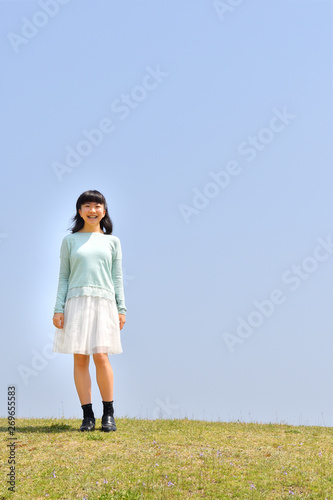 青空で笑う女の子 © hanapon1002