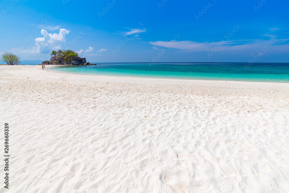 Obraz premium white beach with coral reef tropical sea in lipe island thailand