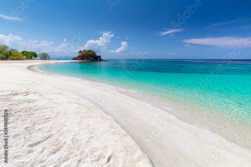 Fototapeta Naklejka Na Ścianę i Meble -  beautiful white beach with tree tropical sea in lipe island thailand