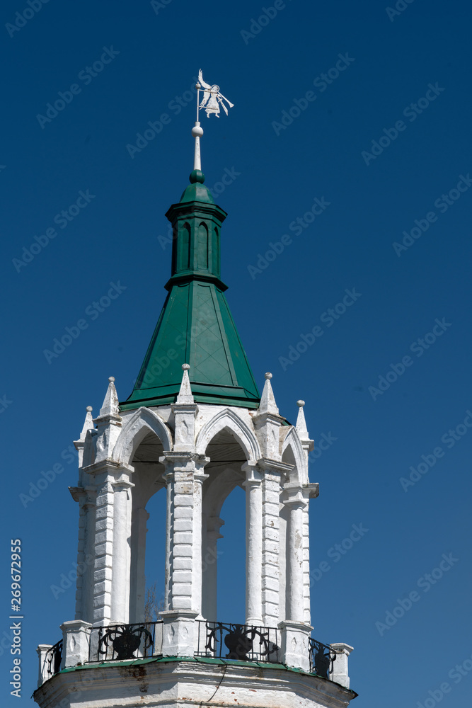 Obraz premium Шатровый шпиль башни Спасо Яковлевского монастыря в Ростове Великом.