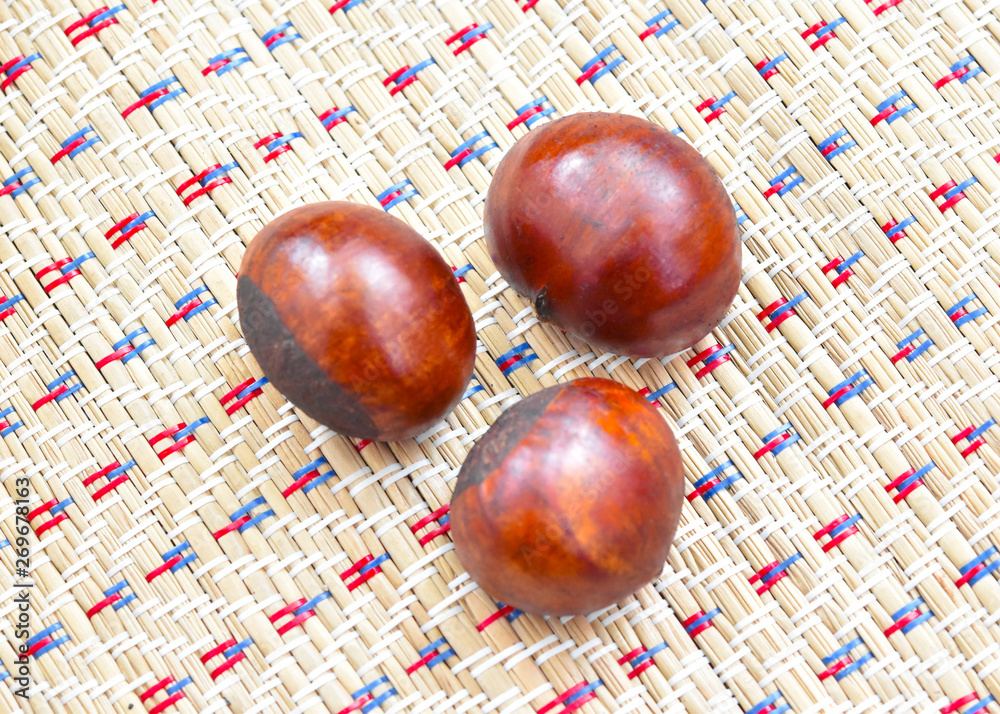 Obraz premium Chestnuts on the mat background
