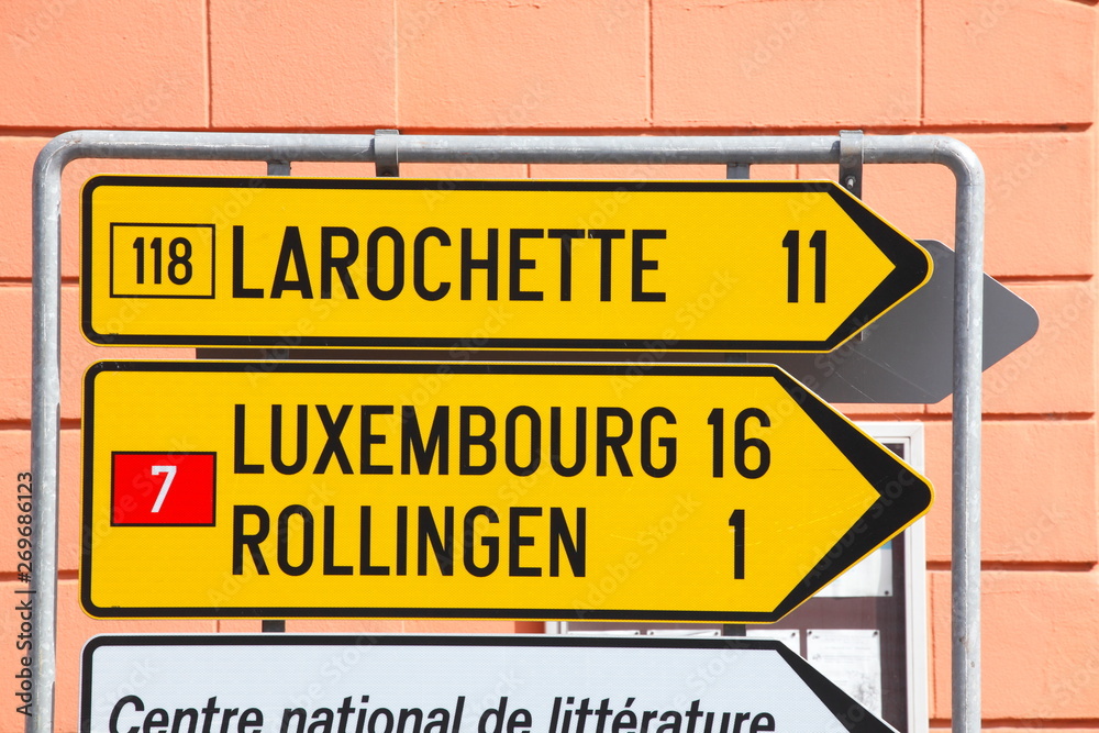 Obraz premium Gelbe Pfeilwegweiser