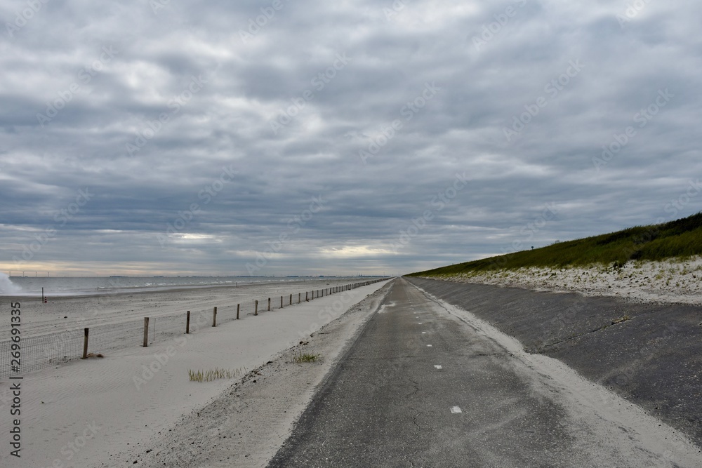 Φωτογραφία The Houtribdijk; dam or  dyke in the Netherlands connecting  the cities of Lelystad and Enkhuizen