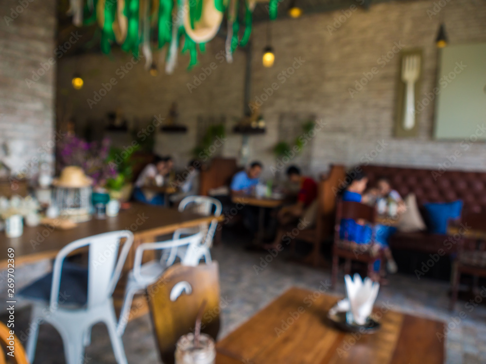 Obraz premium Blurred indoor coffee shop with busy people
