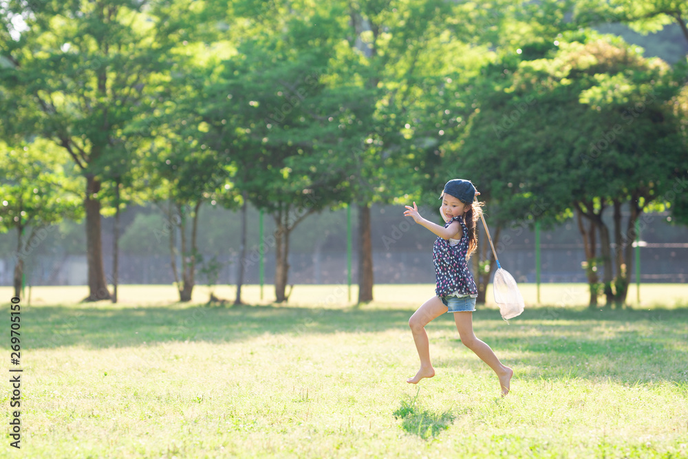 虫取り網を持って走る女の子 Stock Photo Adobe Stock