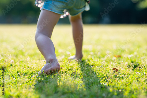 裸足で遊ぶ子供の足