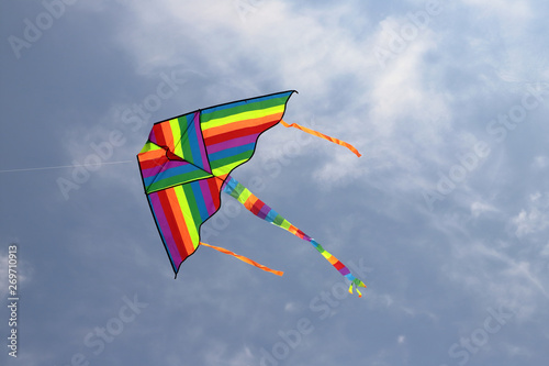 aquilone colorato nel cielo blu, colorful kite in the blue sky photo