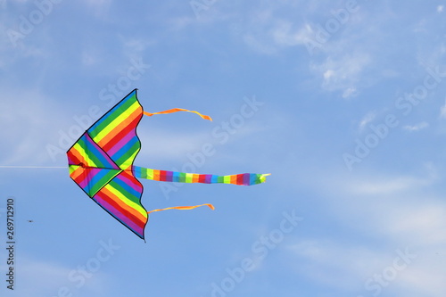 aquilone colorato nel cielo blu, colorful kite in the blue sky