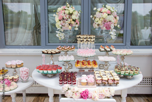 Wallpaper Mural decorations for the wedding ceremony, candy bar, restaurant decoration for the wedding, desserts on the tables and wedding decorations Torontodigital.ca