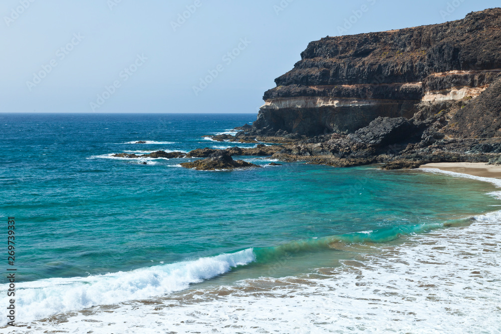 Acantilados de lavas y arenas fósiles en playa de Los Molinos. Pueblo Tefía. Isla Fuerteventura. Pronvincia Las Palmas. Islas Canarias. España Acantilados de lavas y arenas fósiles en playa de Los Molinos. Pueblo Tefía. Isla Fuerteventura. Pronvincia Las Palmas. Islas Canarias. España