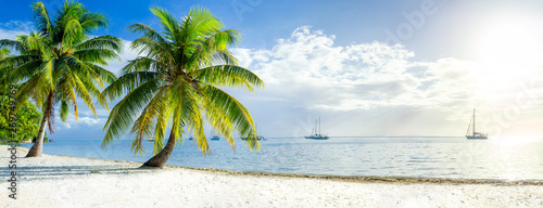 Fototapeta Naklejka Na Ścianę i Meble -  Summer vacation on a tropical island with beautiful beach