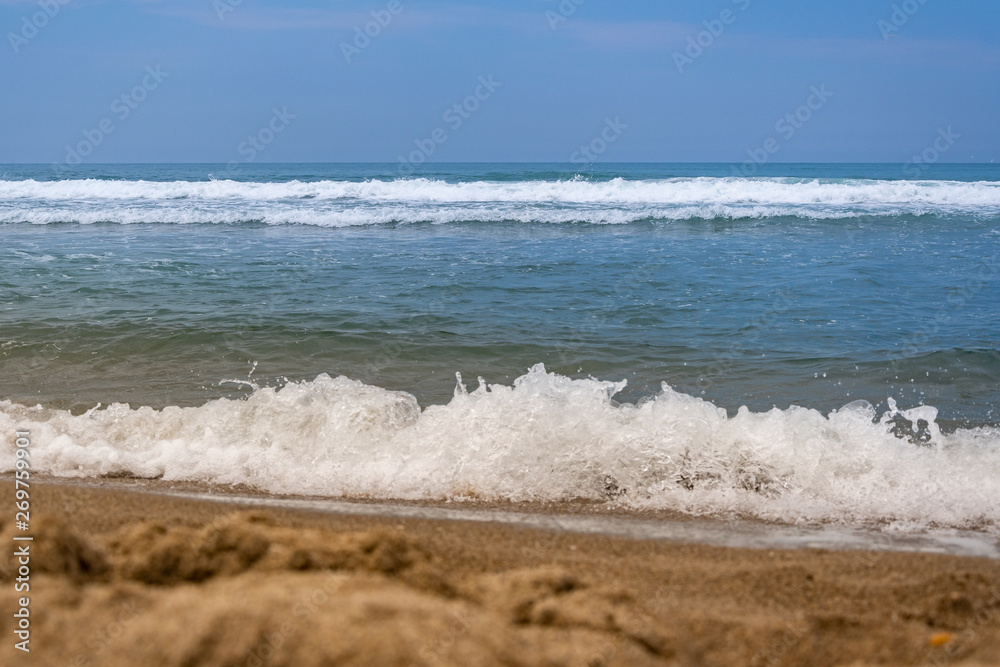 Strand - Wellen mit Sand an der Küste