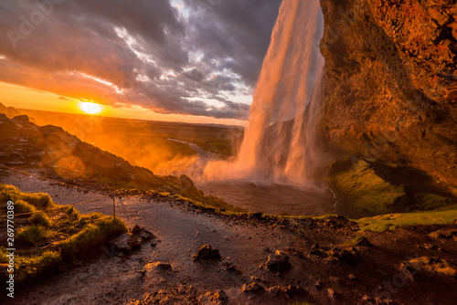 zachód słońca uderza wodospad Islandii