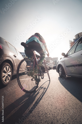Cycliste au milieu d'une circulation très dense