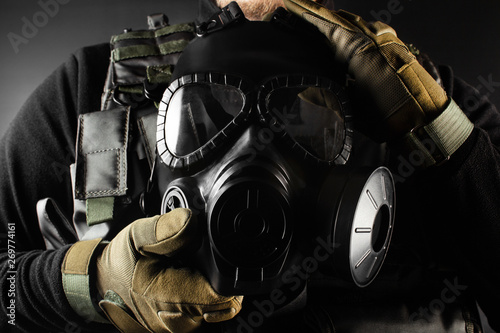 Εκτύπωση καμβά Warrior soldier holding gas mask front view closeup.