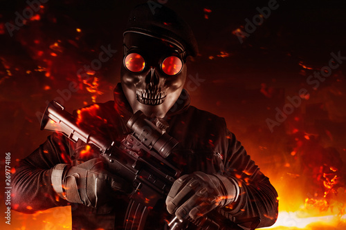 Billede på lærred Soldier in skull mask, rifle, glasses and beret face front view.