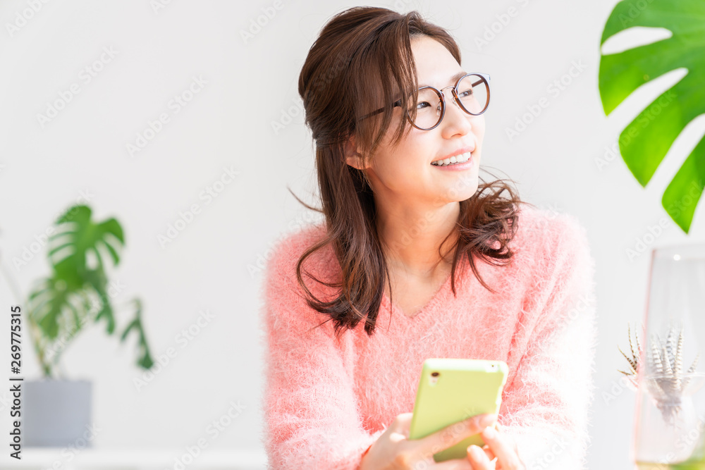 スマートフォンを見る女性 スマートフォンを見る女性