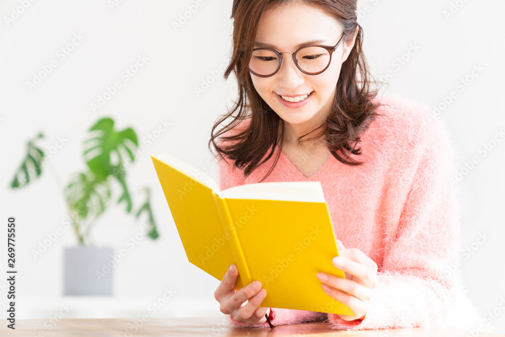 本を読む女性